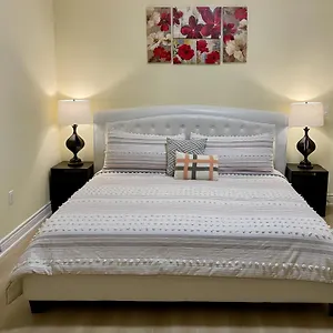  Holiday home Victoria Family Vacation - King Bed Private Yard Bbq Deck Gazebo - 4 Minutes To The Falls Canada